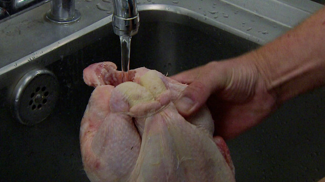 شستن مرغ خام باعث بیماری می شود